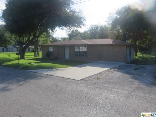 824 Boenig St, Seguin TX  78155-6724 exterior
