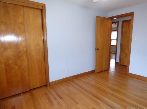 6 Ridgeland Cir, Wallingford CT  06492-2121 exterior