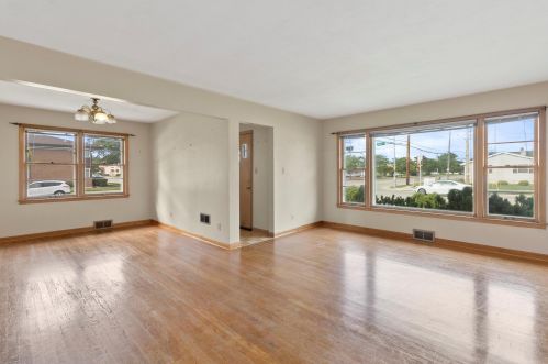 7955 22nd Ave, Kenosha, WI 53143-5722