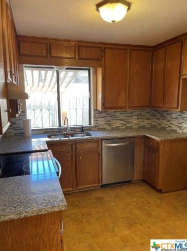 102 Montego Ct, Victoria, TX 77901-3724