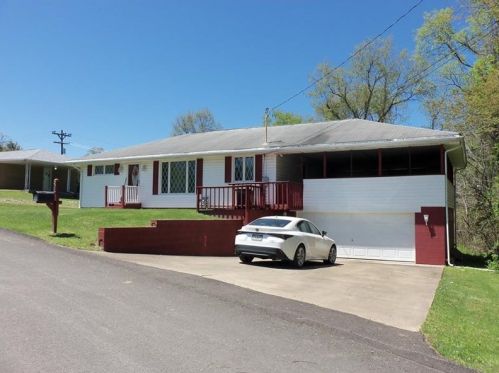 826 Washington St, Bentleyville, PA 15314-1236