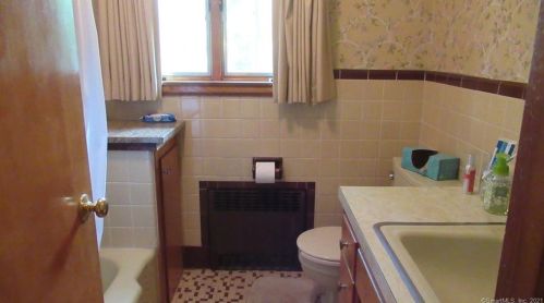 17 Maxine Rd, Bristol CT  06010-2354 exterior