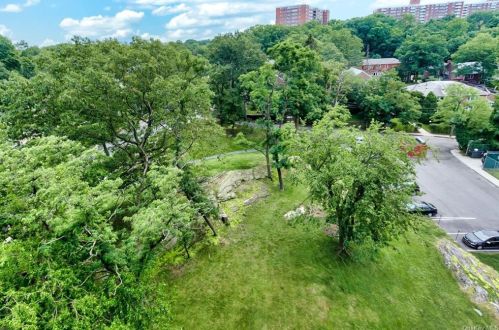 4705 Henry Hudson Pkwy, Bronx NY  10471-3213 exterior