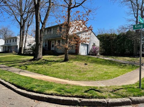 19 King Ave, Huntington Station, NY 11747-1239