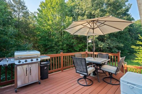 24 Bennett Way, Newmarket NH 03857-2341 exterior