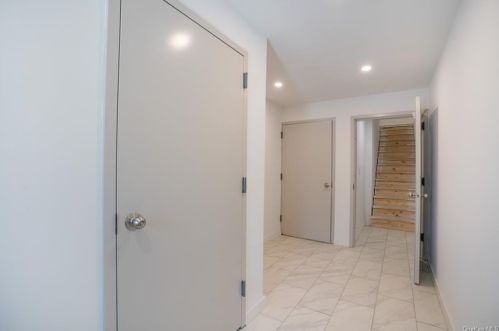 2818 Miles Ave, Bronx, NY 10465-3010