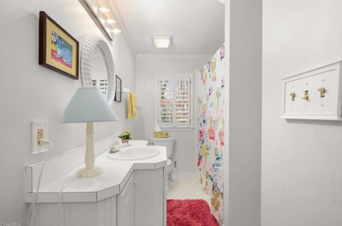 606 Elmwood Dr, Greensboro NC  27408-5005 exterior