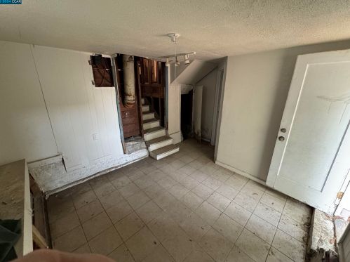 2751 Grande Vis Ave, Oakland CA 94601-1327 exterior