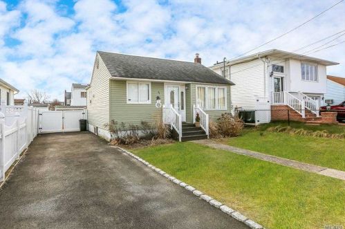 61 Hollywood Ave, North Lindenhurst, NY 11757-6704
