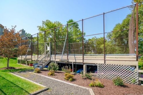11 Boulevard Dr, Danbury CT  06810-2208 exterior