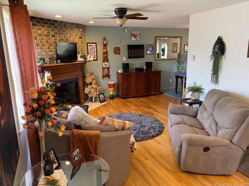 38 Greenview Dr, Waterbury, CT 06708-3908