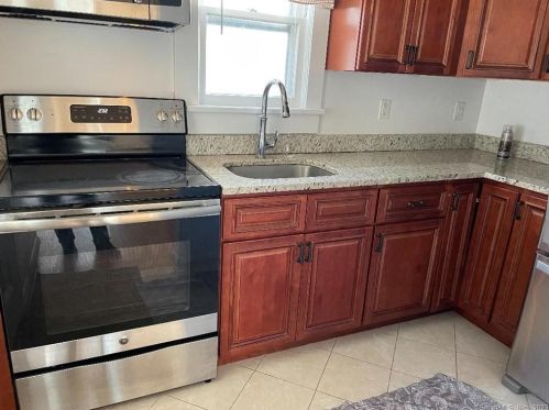 17 Pine Hill Ave, Stamford CT  06906-1516 exterior