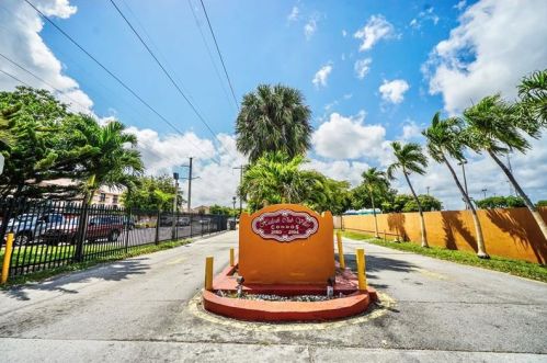 2150 60th St, Hialeah, FL 11207-2615