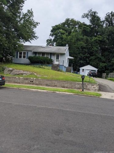 72 Memory Ln, Bridgeport, CT 06606-1413