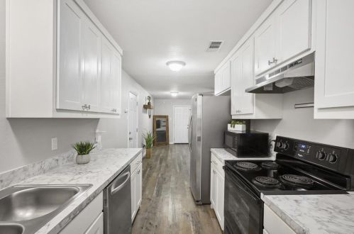 806 Gallant Fox Dr, Dallas TX  75211-6928 exterior