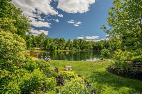 40 Hidden Hollow Ln, Millwood, NY 10546-1007
