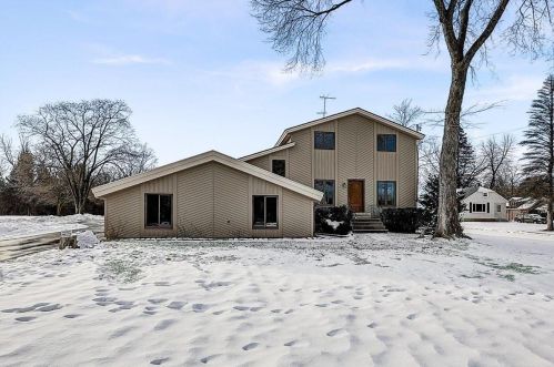 10239 Cedarburg Rd, Thiensville, WI 53092-4506