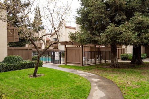 3701 Colonial Dr, Modesto CA  95356-1267 exterior