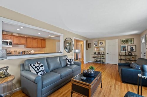 54 Piping Rock Dr, Waterbury CT  06706-2425 exterior