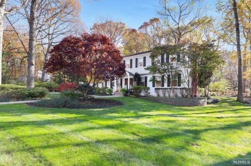 2 Foxhill Rd, Montvale, NJ 07645-1136