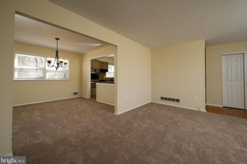 16 Gloucester Ln, Trenton NJ  08618-1006 exterior