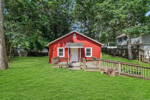 90 Olive St, Lake Grove, NY 11755-3111