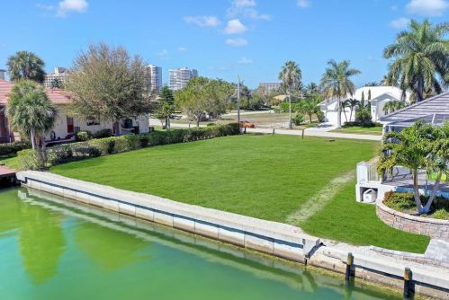 979 Daisy Ct, Marco Island, FL 34145-4415