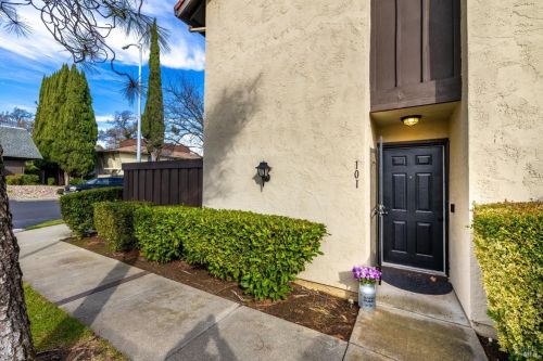 101 Fairoaks Dr, Vacaville CA  95688-5319 exterior