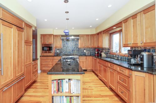 12 Grover Ln, Elwood NY  11731-3015 exterior