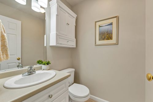 83 Barrington Ave, Nashua NH  03062-2288 exterior