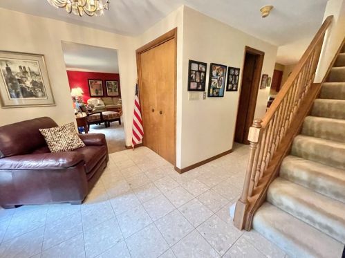 711 Florida Ave, Jeannette, PA 15644-2806