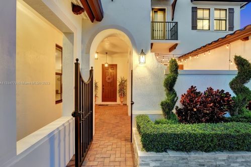 8297 28th St, Hollywood FL  33024-3187 exterior