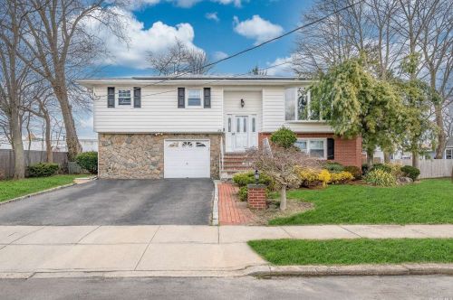 608 Tompkins Ln, North Lindenhurst, NY 11757-5734