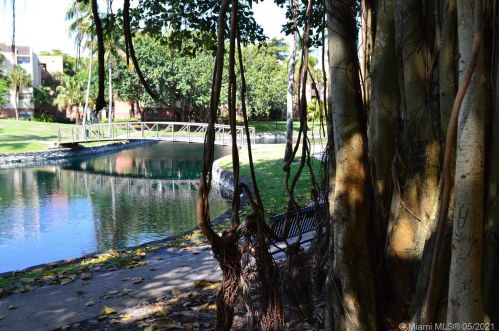 7110 Fairway Dr, Hialeah FL  33014-6965 exterior