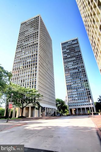 210 Locust St, Philadelphia PA  19106-3945 exterior