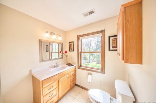 7 Edgewood Dr, Middletown CT 06457-3508 exterior