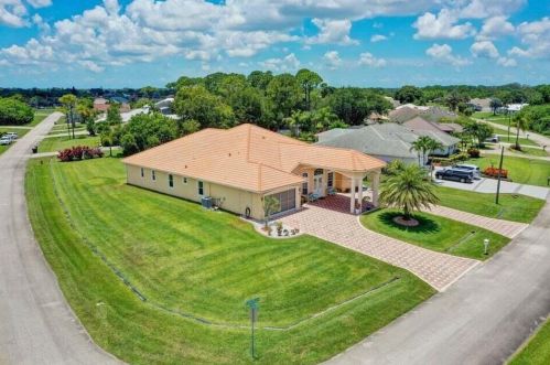 160 Saratoga Ave, Fort Pierce FL  34953-5974 exterior