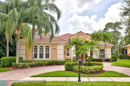 8709 Tompson Point Rd, Fort Pierce, FL 34986-3095
