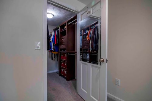 8 Cathedral Cir, Nashua NH 03063-2716 exterior