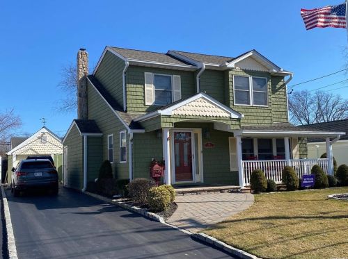 61 Ocean Ave, Islip Manor, NY 11751-3803