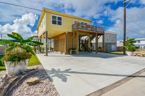 211 Bayshore Dr, Palacios, TX 77465-9243