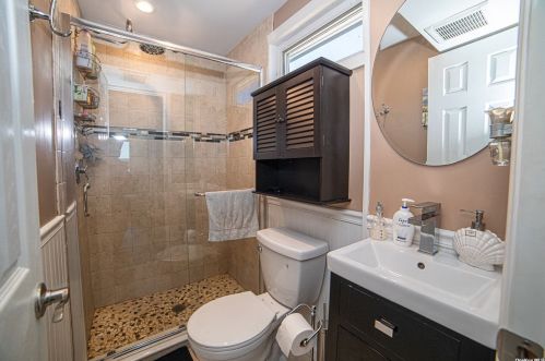 695 9th St, North Lindenhurst NY  11757-5543 exterior
