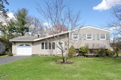 111 Parkway Dr, Orangeburg, NY 10962-1709