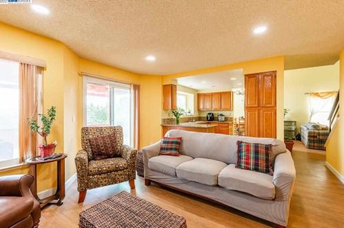 1408 Greenfield Cir, Pinole CA  94564-2136 exterior
