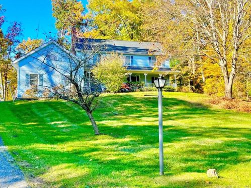 8 Greenknoll Dr, Brookfield Center, CT 06804-2200