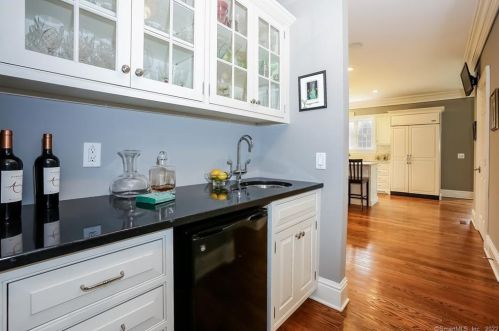 882 Silvermine Rd, New Canaan CT  06840-4332 exterior