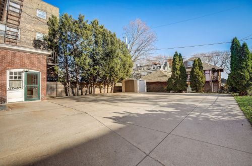 2540 Lk Dr, Milwaukee WI 53211-3808 exterior