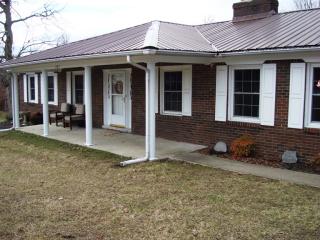 205 Lakewood Dr, Glendale, KY 42701-9443