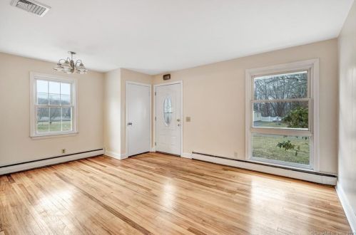 21 Lake Rd, Woodbury CT  06798-2326 exterior