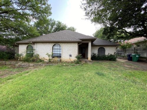 1500 Sandy Creek Dr, Denton, TX 76205-8135